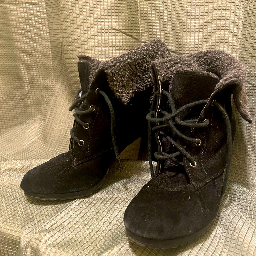 Suede and faux fur black booties